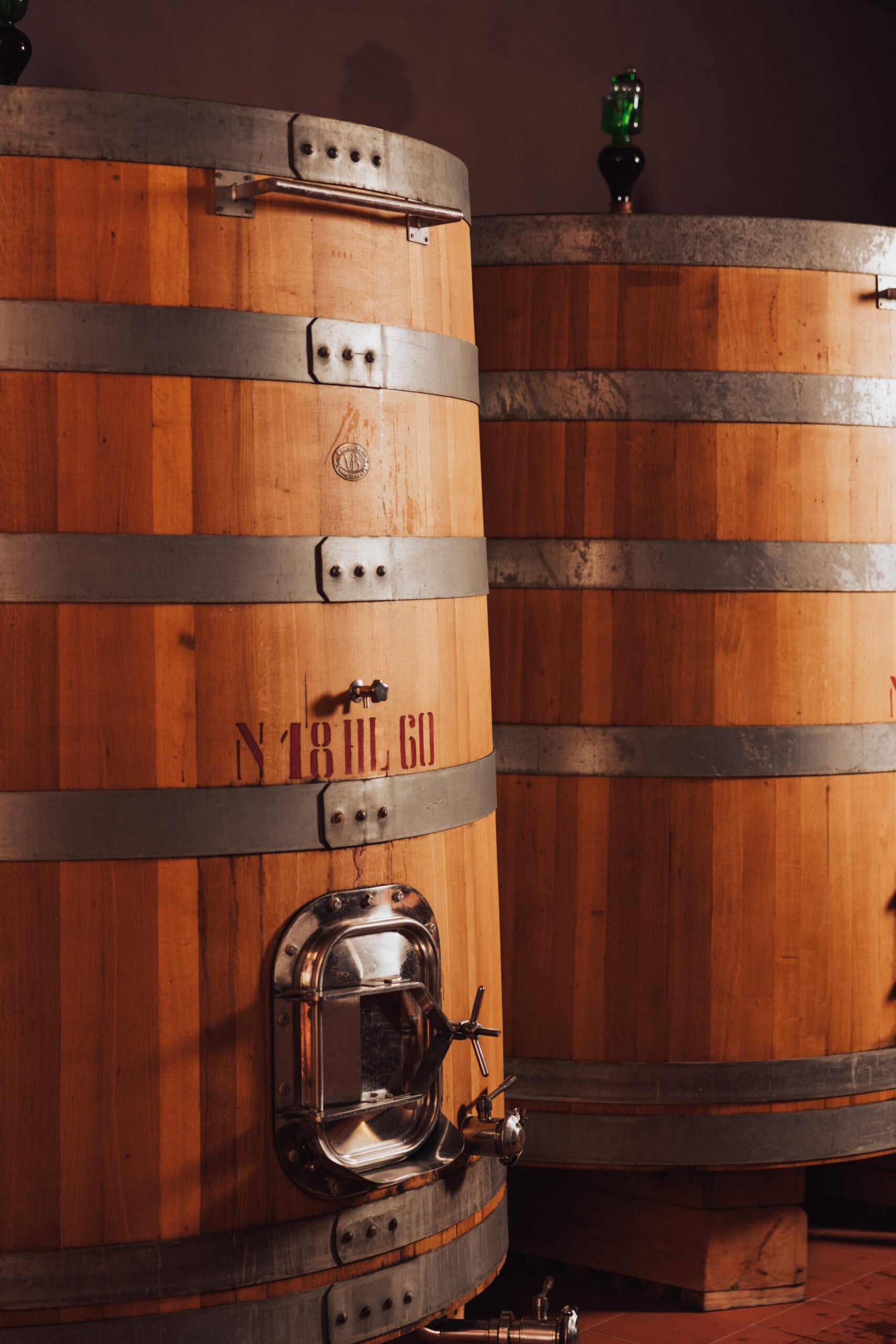 Botte troncoconica di legno per l'invecchiamento del vino